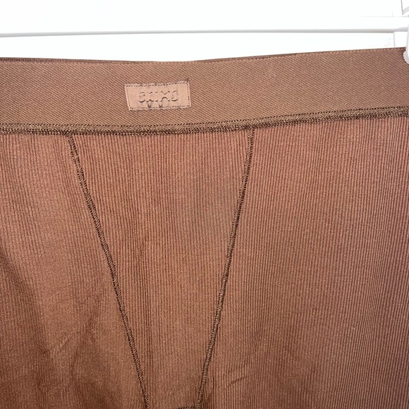 Skims Brown Ribbed Biker lounge Shorts - Picture 5 of 11